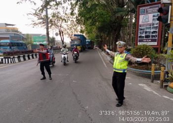 Personil Sat Lantas Polres Deliserdang saat giat atur lalin,Rabu (15/3).