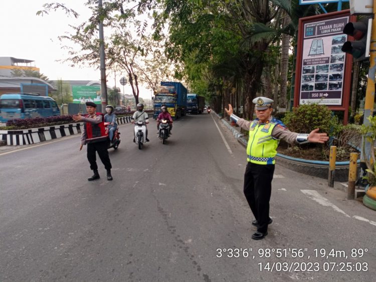 Personil Sat Lantas Polres Deliserdang saat giat atur lalin,Rabu (15/3).