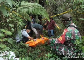 Mayat tanpa identitas saat di evakuasi, Rabu (15/3).