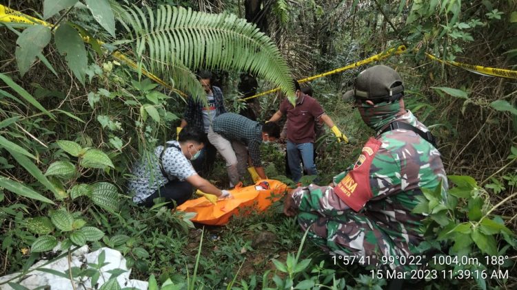 Mayat tanpa identitas saat di evakuasi, Rabu (15/3).