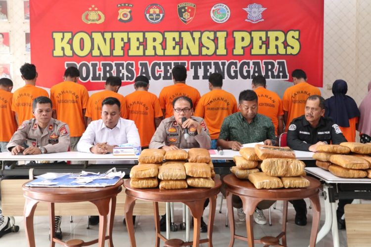 Waka Polres Aceh Tenggara, Kompol. Ihcsan Pradita SE didampingi Kasi Humas AKP. Saniman, Kasat Reskrim Polres Agara IPTU. Bagus Pribadi, Kasat Narkoba IPTU. Adam Maulana S.Trk dan Kasi Propam IPTU. Pikkir Marpaung saat konferensi pers, Selasa (15/3).