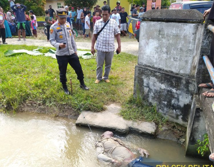 Kapolsek Belitang II, AKP. Aston Sinaga bersama personil saat evakuasi mayat, Kamis (16/3).