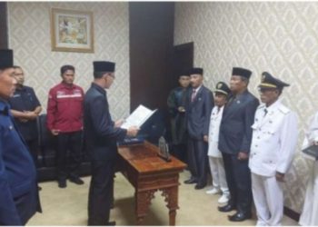 Bupati OKU Timur saat melantik Edi S sebagai Camat Semendawai Timur, Kamis (16/3).