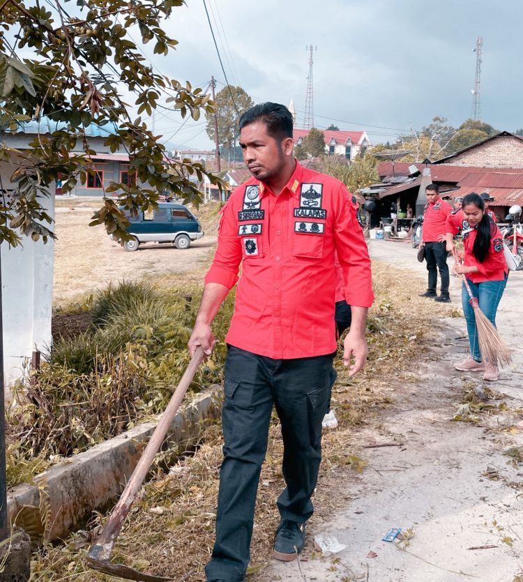 Kalapas Siborongborong, Parlindungan Siregar saat terjun langsung ikut gotongroyong, Kamis (16/3).