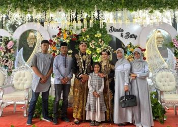 Keluarga Bobby Manik bersama isteri dan anak serta kedua mempelai saat resepsi pernikahan di Bahbutong - Simalungun, Sabtu (18/3)