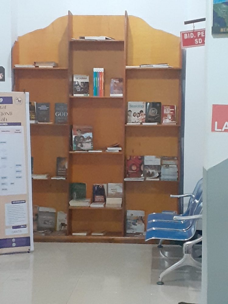 Buku anti korupsi yang dibelanjakan dari Dana Bos disalah satu sekolah di Taput, Selasa (21/3).