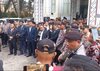Masa saat geruduk kantor DPRD Pematansiantar saat penetapan paripurna putusan hak angket, Selasa (20/3).