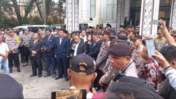 Masa saat geruduk kantor DPRD Pematansiantar saat penetapan paripurna putusan hak angket, Selasa (20/3).