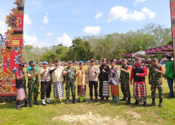 Kapolsek Belitang ll, AKP. Aston L Sinaga SH bersama Danramil Belitang ll, Kapten Arm. Suhendra saat pimpin langsung pengamanan rangkaian acara hari Raya Nyepi menyambut tahun Caka 1445, Selasa (21/3).