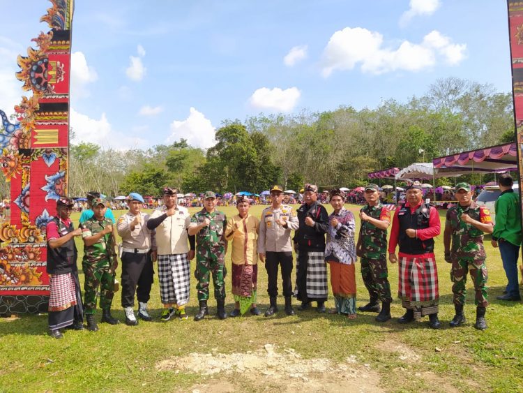 Kapolsek Belitang ll, AKP. Aston L Sinaga SH bersama Danramil Belitang ll, Kapten Arm. Suhendra saat pimpin langsung pengamanan rangkaian acara hari Raya Nyepi menyambut tahun Caka 1445, Selasa (21/3).