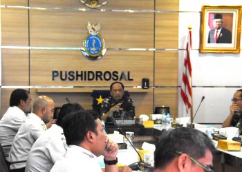 Danpushidrosal, Laksamana Madya TNI Nurhidayat saat pimpin rapat, Senin (20/3).