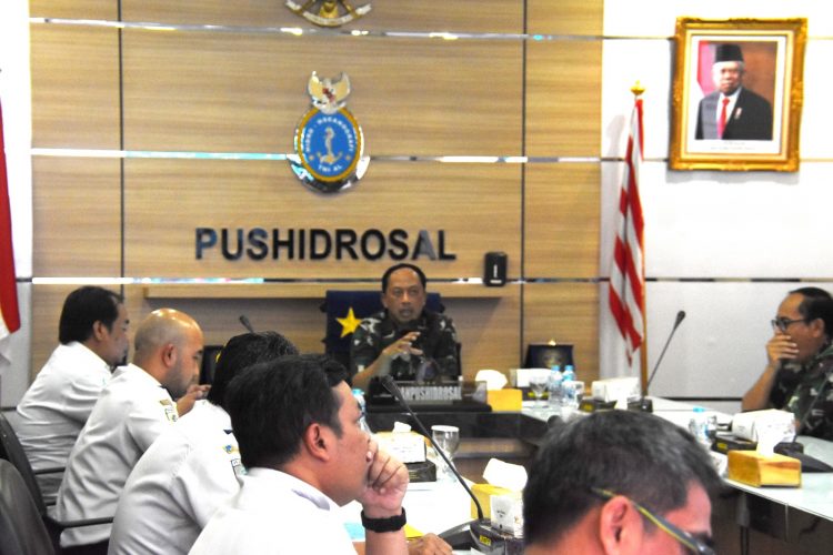 Danpushidrosal, Laksamana Madya TNI Nurhidayat saat pimpin rapat, Senin (20/3).