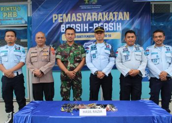 Ka.KPLP, Yusrifa Arif SH dan Kasi Kamtib, Jeremia Esra Kacaribu SH bersama dengan Koramil 18 Siborongborong dan Polsek Siborongborong saat kegiatan Lapas Zero Halinar, Senin (20/3).