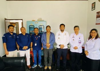 Kalapas Siborongborong, Parlindungan Siregar A.Md.IP, SH bersama Kasi Binadik, Serasi SH dan Kasubsi Registrasi, Dorhem Siallangan SH saat kunjungi Pembina KPU dan Tim KPU Taput, Selasa (21/3).