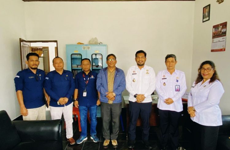 Kalapas Siborongborong, Parlindungan Siregar A.Md.IP, SH bersama Kasi Binadik, Serasi SH dan Kasubsi Registrasi, Dorhem Siallangan SH saat kunjungi Pembina KPU dan Tim KPU Taput, Selasa (21/3).