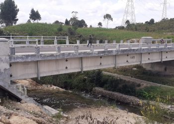 Kondisi tiang pagar jembatan Aek Simokmok dijalan Lingkar Ir. Soekarno Siborongborong, Kabupaten Tapanuli Utara yang hilang, Rabu (22/3).
