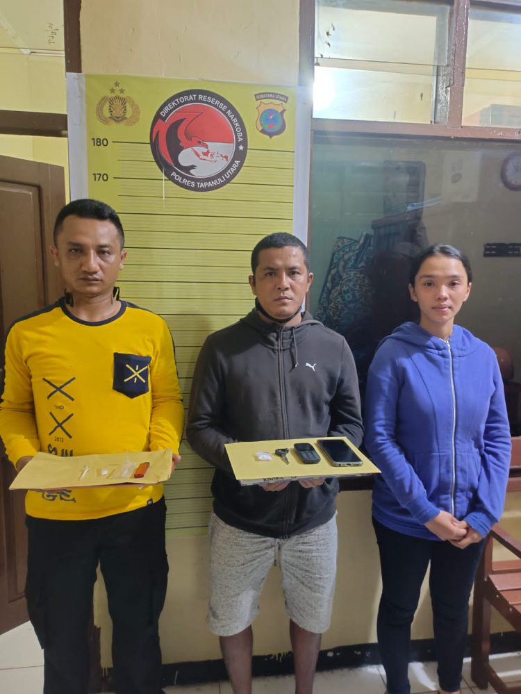 Ketiga tersangka pengedar dan pemadat sabu saat diamankan di Polres Taput, Kamis (23/3).