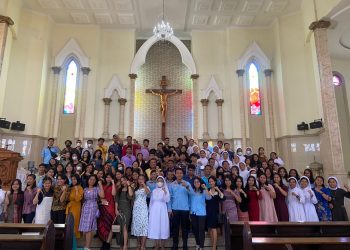 Mahasiswa/i saat ikuti misa keakraban BEM UHKBPNP, Kamis (23/3).