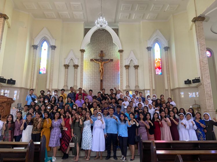 Mahasiswa/i saat ikuti misa keakraban BEM UHKBPNP, Kamis (23/3).