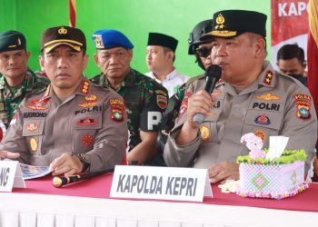 Kapolda Kepri, Irjen Tabana didampingi Kapolres Balerang saat pimpin konferensi pers, Jumat (24/3).