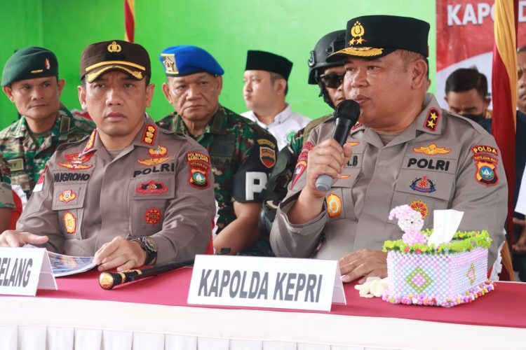 Kapolda Kepri, Irjen Tabana didampingi Kapolres Balerang saat pimpin konferensi pers, Jumat (24/3).