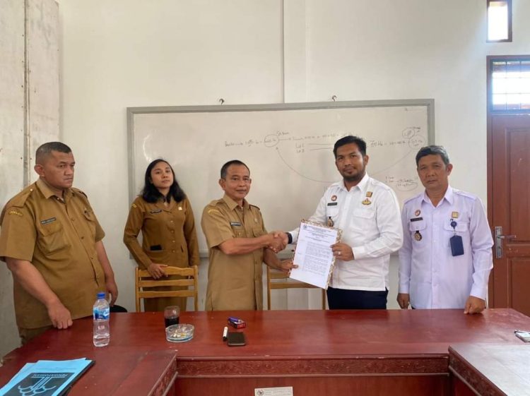 Kalapas Siborongborong, Parlindungan Siregar saat terima izin LPK langsung dari Kadis Naker Taput, Sofian Simanjuntak, Selasa (21/3).