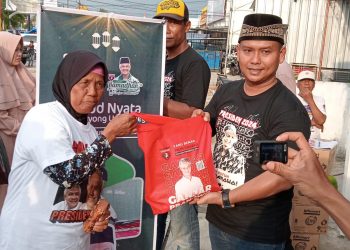 Ketua Sahabat Ganjar OKU Timur, Rikky Junaidi saat membagikan sembako dan takzil, Jumat (24/3).