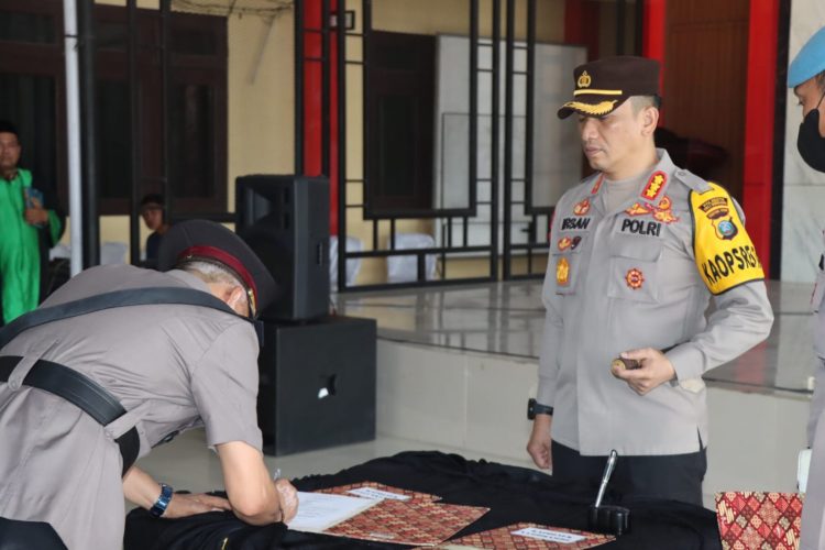Kapolresta Deliserdang, Kombes. Pol. Irsan saat pimpin sertijab, Sabtu (25/3).