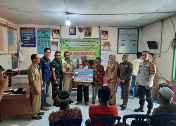 Bhabinkamtibmas Desa Margamulyo jajaran Polsek Belitang II, BRIGPOL Dody Yuristiato besama Kasi PMD Belitang II Evi Aprita SE, Babinsa Koramil Belitang II SERKA Sudarman, Kepala Desa Margomulyo Fransiscus Asisi, Pendamping Lokal Desa Muhtarinofa dan Asran, Sat Pol PP Riyani beserta Para Perangkat Desa Margomulyo saat penyerahan BLT kepada warga, Senin (27/3).
