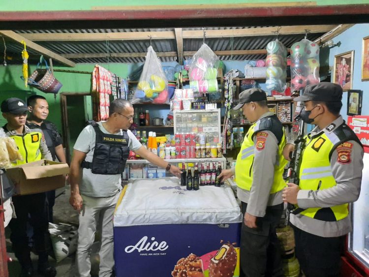 Kapolsek Belitang II, AKP. Aston Sinaga bersama personil saat amankan miras diwarung warga, Senin malam (27/3).