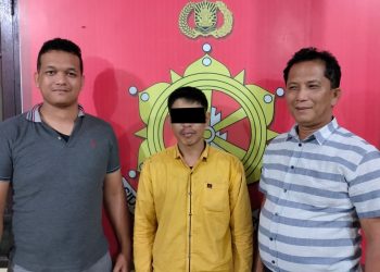 Tersangka, SS saat diamankan di Mapolres Dairi, Selasa (28/3).