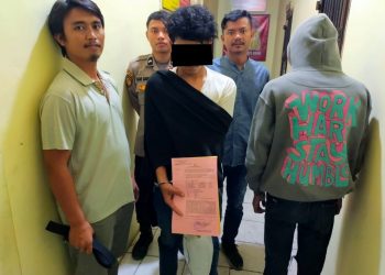 Tersangka pencabulan saat diamankan di Polres Dairi, Selasa (28/3).
