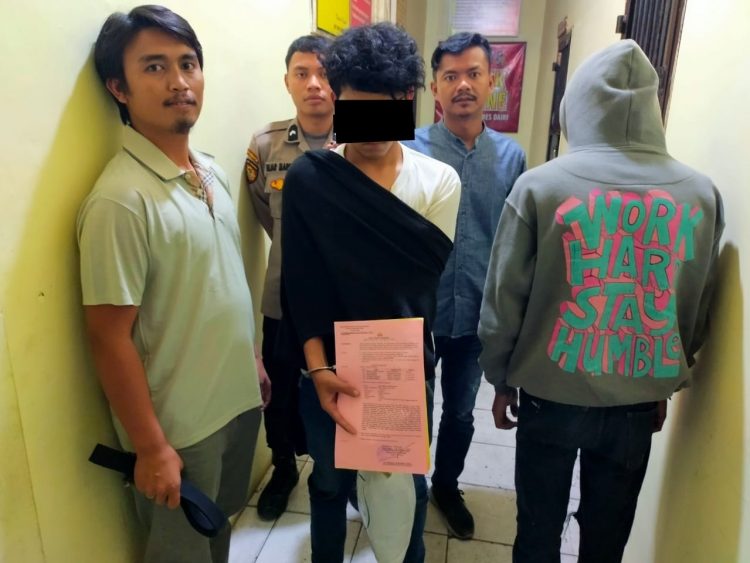 Tersangka pencabulan saat diamankan di Polres Dairi, Selasa (28/3).