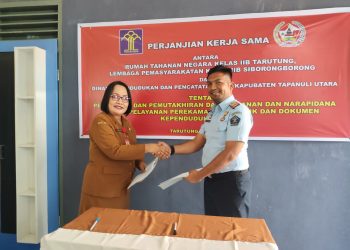 Kalapas Siborongborong, Parlindungan Siregar A.Md.IP, SH bersama Kadis Dukcapil Taput, Asnah Rosleli Sinaga SH saat tanda tangan kerjasama, Selasa (28/3).