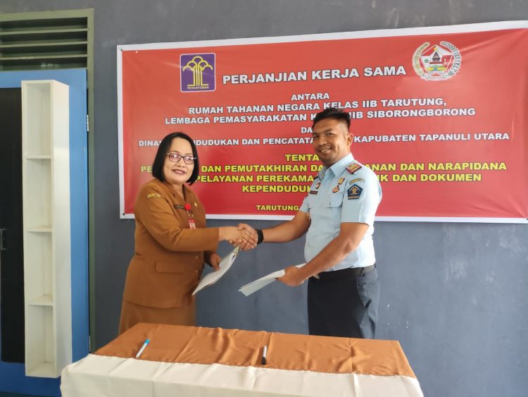 Kalapas Siborongborong, Parlindungan Siregar A.Md.IP, SH bersama Kadis Dukcapil Taput, Asnah Rosleli Sinaga SH saat tanda tangan kerjasama, Selasa (28/3).