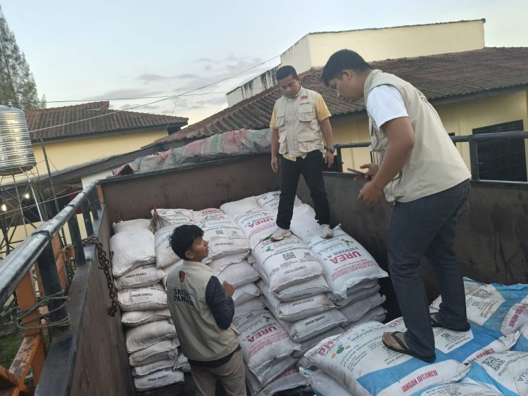 Pupuk dan truk saat diamankan di Polres Dairi, Selasa (28/3).