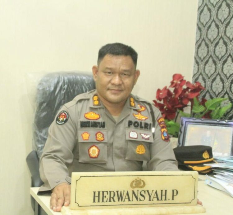 Mantan Waka Polres Batubara kini menjabat Kasubbid Penmas, AKBP. Dr. Herwansyah Putra SH, M.Si saat memberikan keterangan pers, Rabu (29/3).