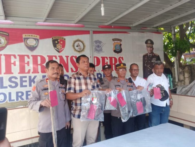 kapolsek Medan Area, Kompol Ali saat pimpin konferensi pers pengungkapan pembunuhan WTJ, Minggu (26/3).