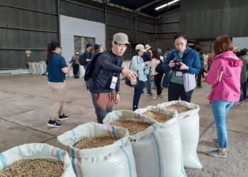 Rombongan Starbucks Corporation berasal dari beberapa Negara saat kunjungan ke PT. SSC Siborongborong, Jumat (31/3).