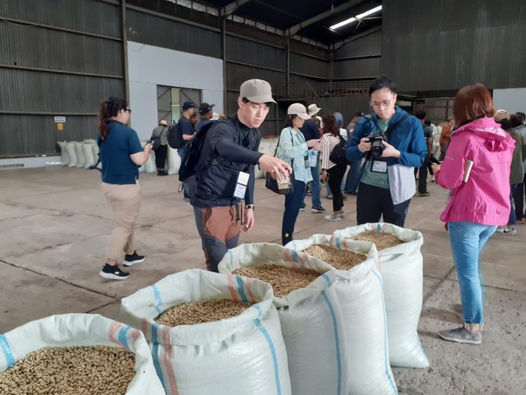 Rombongan Starbucks Corporation berasal dari beberapa Negara saat kunjungan ke PT. SSC Siborongborong, Jumat (31/3).