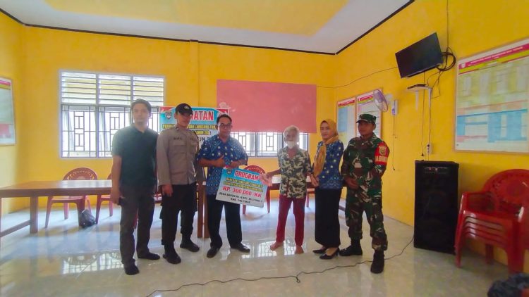 AIPDA Fikri saat hadir penyaluran BLT DD TA 2023 di Desa Bangun Rejo, Kamis (30/3).