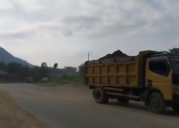 Salah satu Dump truk bermuatan tambang galian illegal di Desa Matio - Balige, Kamis (9/3).