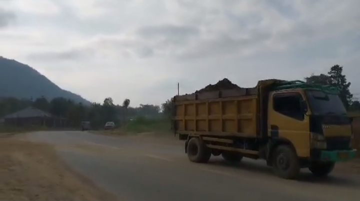 Salah satu Dump truk bermuatan tambang galian illegal di Desa Matio - Balige, Kamis (9/3).