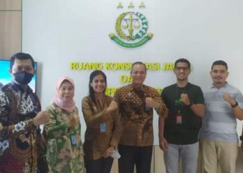 Direktur Yankomas HAM, Pagar Butarbutar bersama jajaran saat sambangi Kejari Jakut, Jumat (10/3).