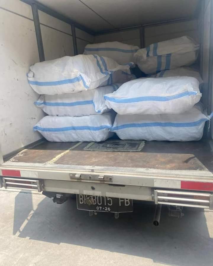 Ditreskrimsus Polda Sumut saat geledah Gudang JNT, sabtu (8/4).