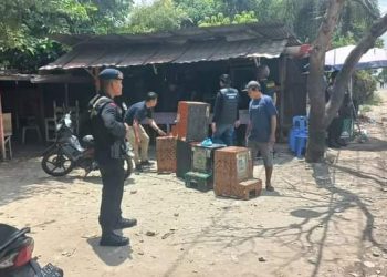 Personil gabungan saat amankan beberapa mesin jackpot, Sabtu (8/4).