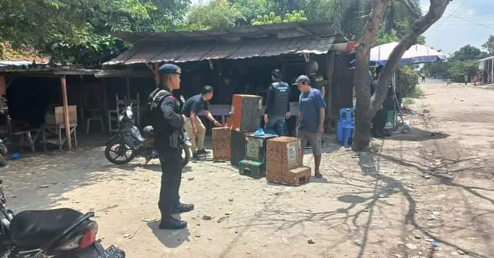 Personil gabungan saat amankan beberapa mesin jackpot, Sabtu (8/4).