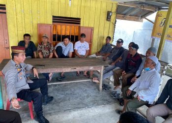 Kabag Log Polresta Deliserdang, Kompol Soedaryanto saat tampung keluhan dan masukan dari warga lewat kegiatan Jumat Curhat, Jumat (31/3).