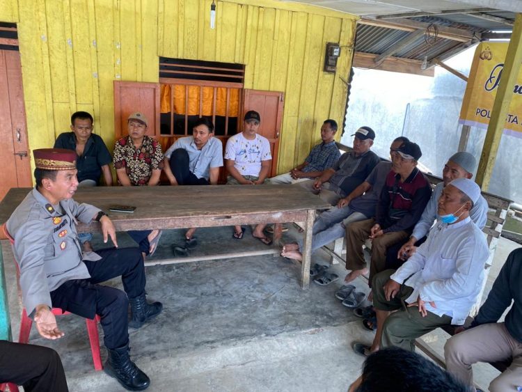 Kabag Log Polresta Deliserdang, Kompol Soedaryanto saat tampung keluhan dan masukan dari warga lewat kegiatan Jumat Curhat, Jumat (31/3).