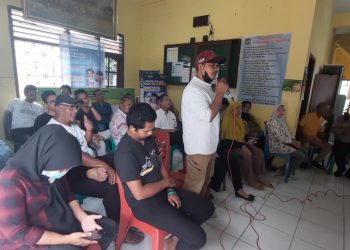 Kapolsek Medan Timur, Kompol. Rona Tambunan bersama Kasat Binmas Polrestabes Medan AKBP M Hutabarat, Lurah Gaharu Fauzi Pulungan, personel Polsek Medan Timur saat bersama warga Kelurahan Gaharu, Jumat (31/3).